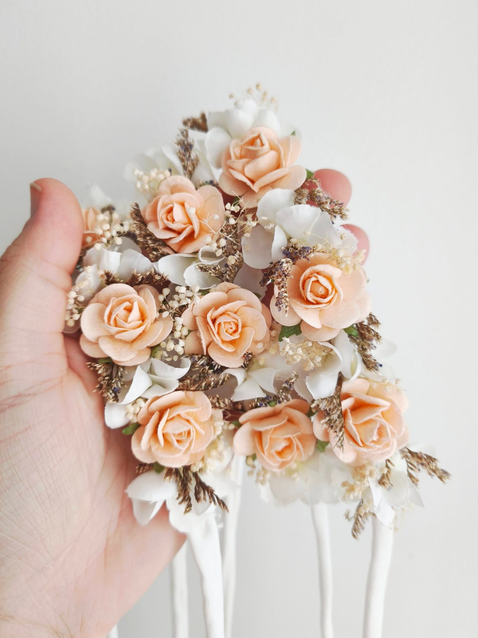 Détail de mini halo Coralie fleuri pour photographie nouveau-né et bébé