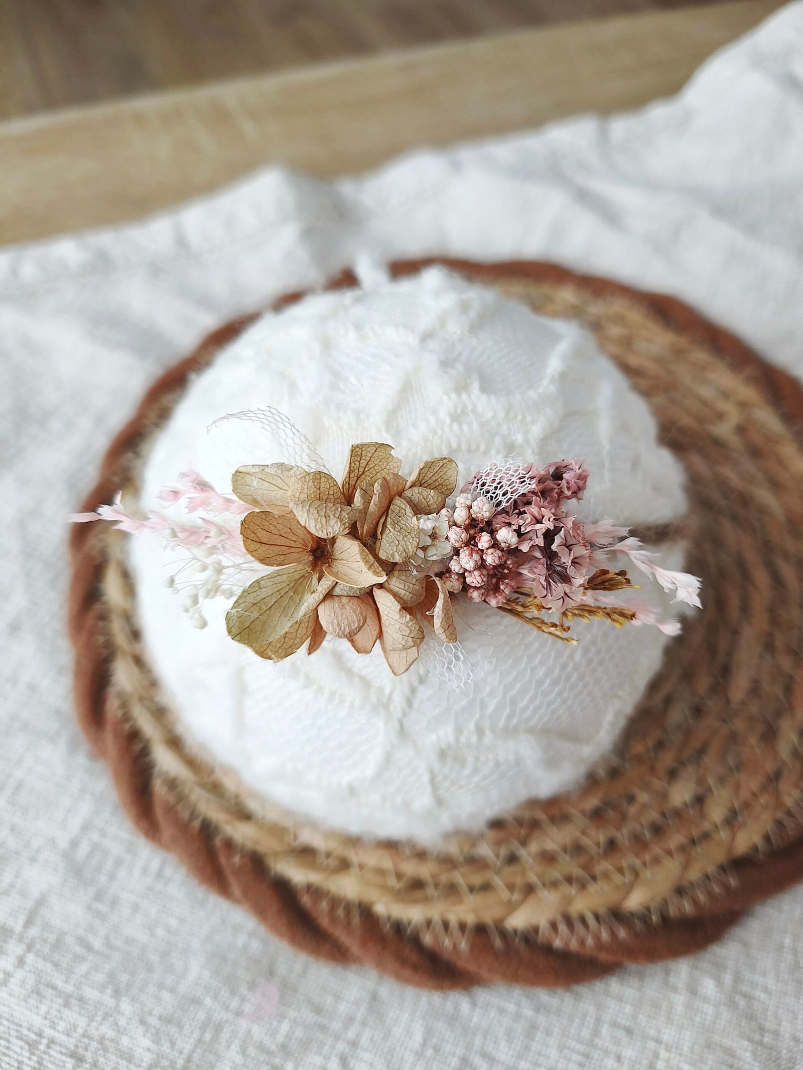 Détail de headband Livia fleuri pour séance photo newborn et bébé