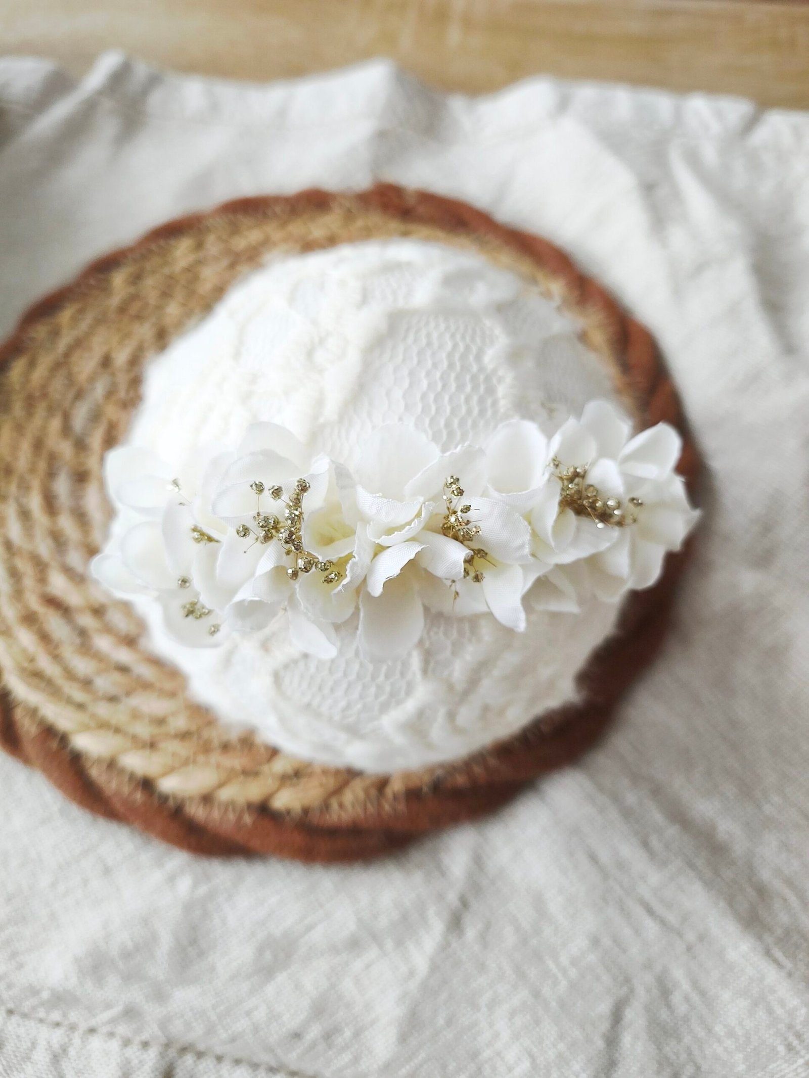 Détail du Mini halo Maya, accessoire fleuri artisanal Lovely Little Flowers
