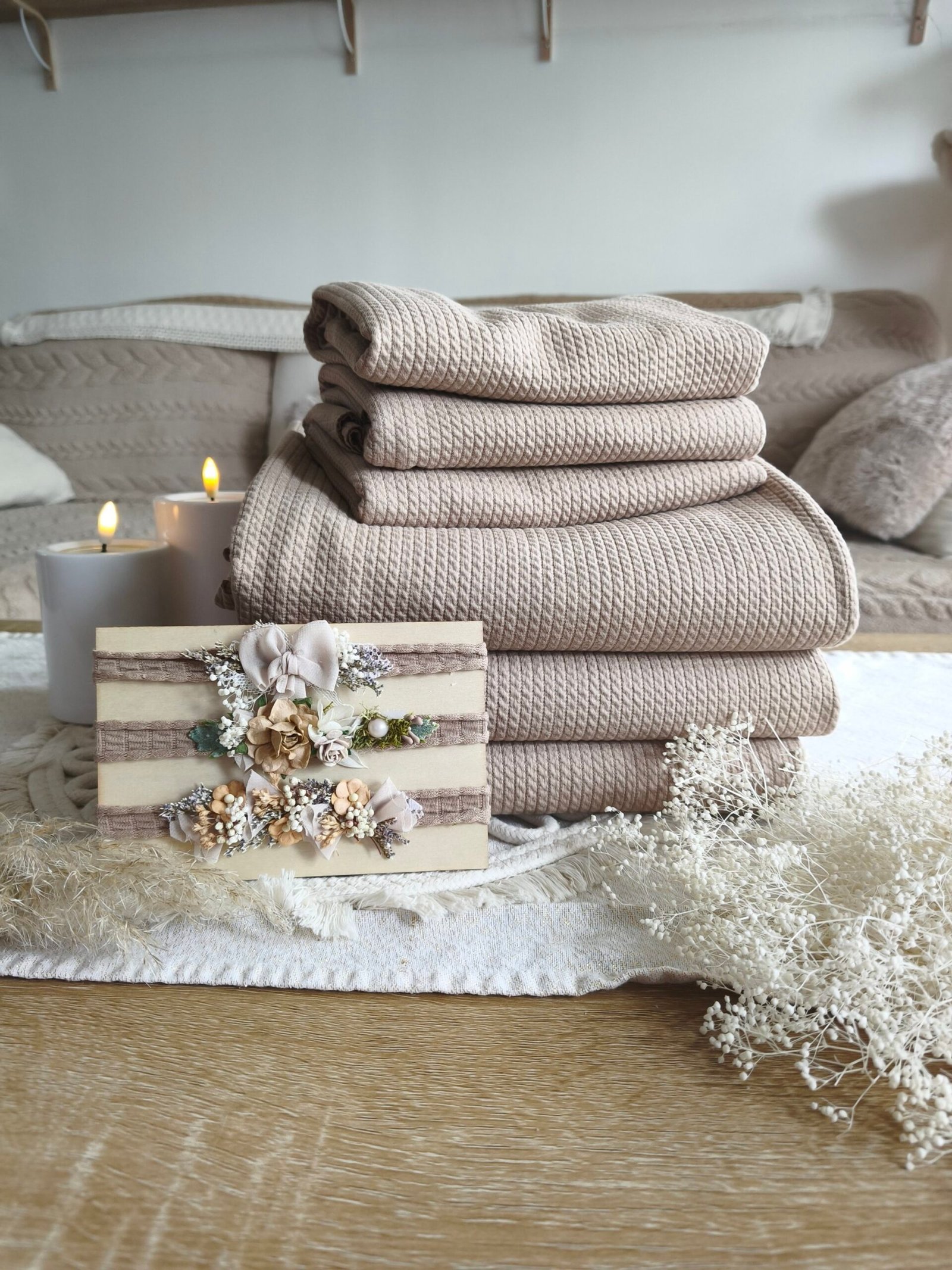 Détail de fond Bean bag + wrap + bandeau taupe torsadé. pour séance photo newborn et nouveau-né