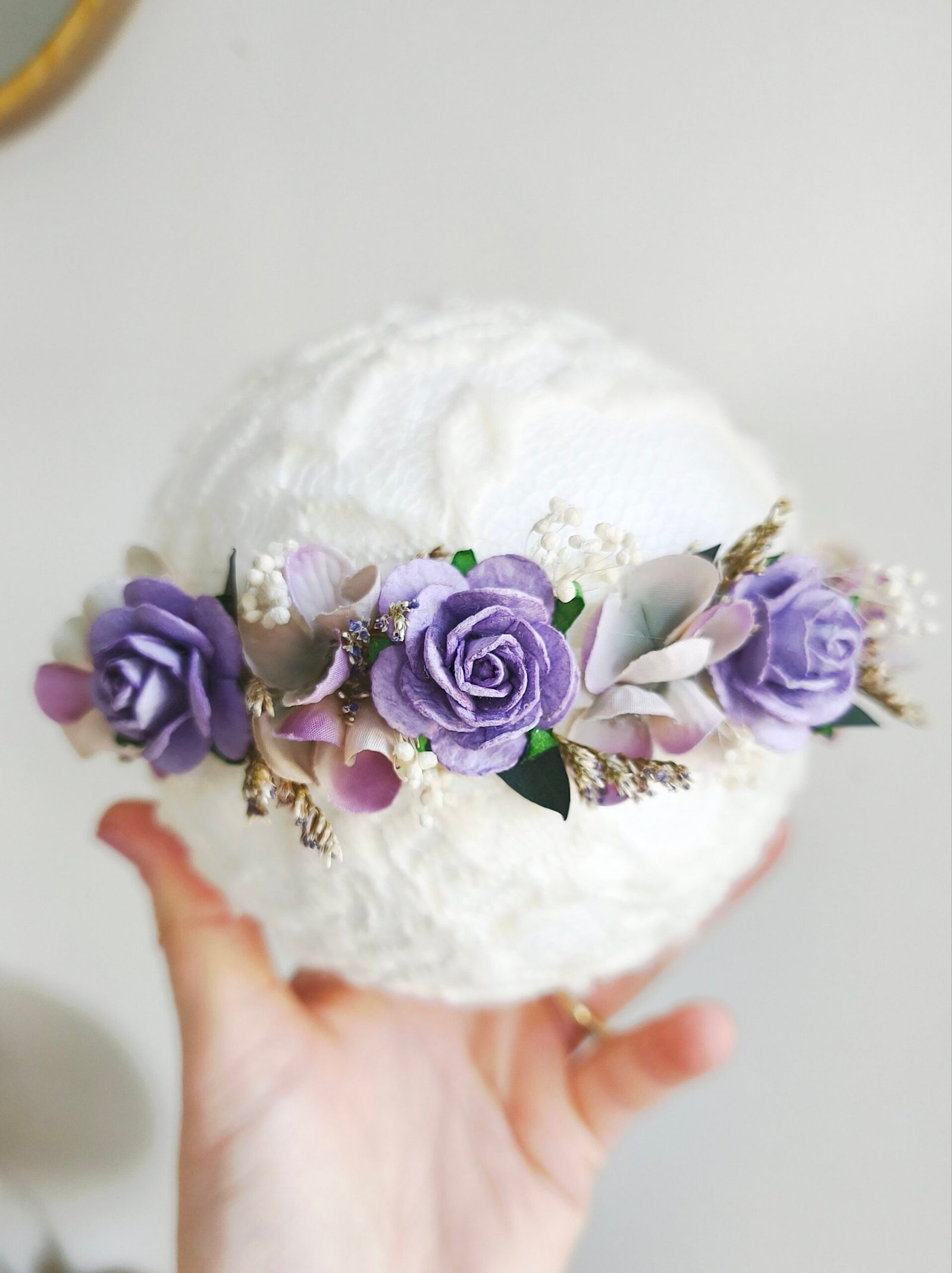 Détail du Mini halo Violetta, accessoire fleuri artisanal Lovely Little Flowers