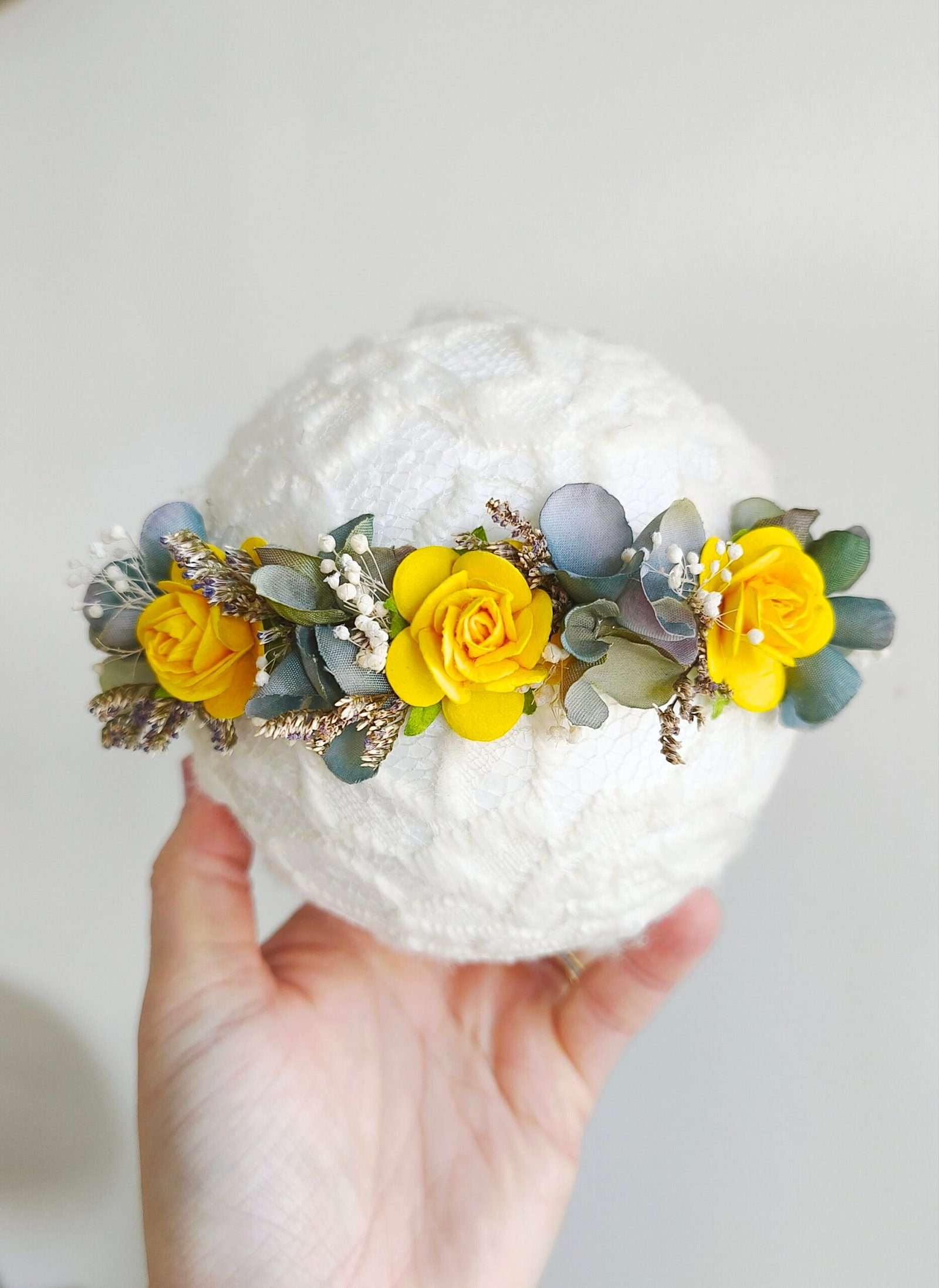 Détail de mini halo Yellow fleuri pour photographie nouveau-né et bébé