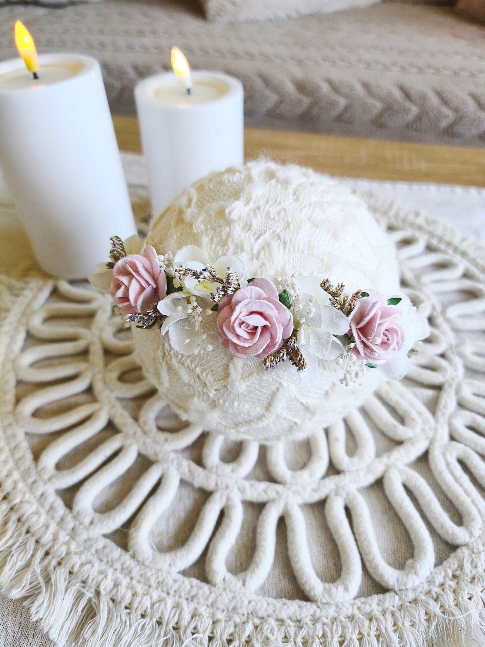 Détail du Mini halo Pinkie, accessoire fleuri artisanal Lovely Little Flowers