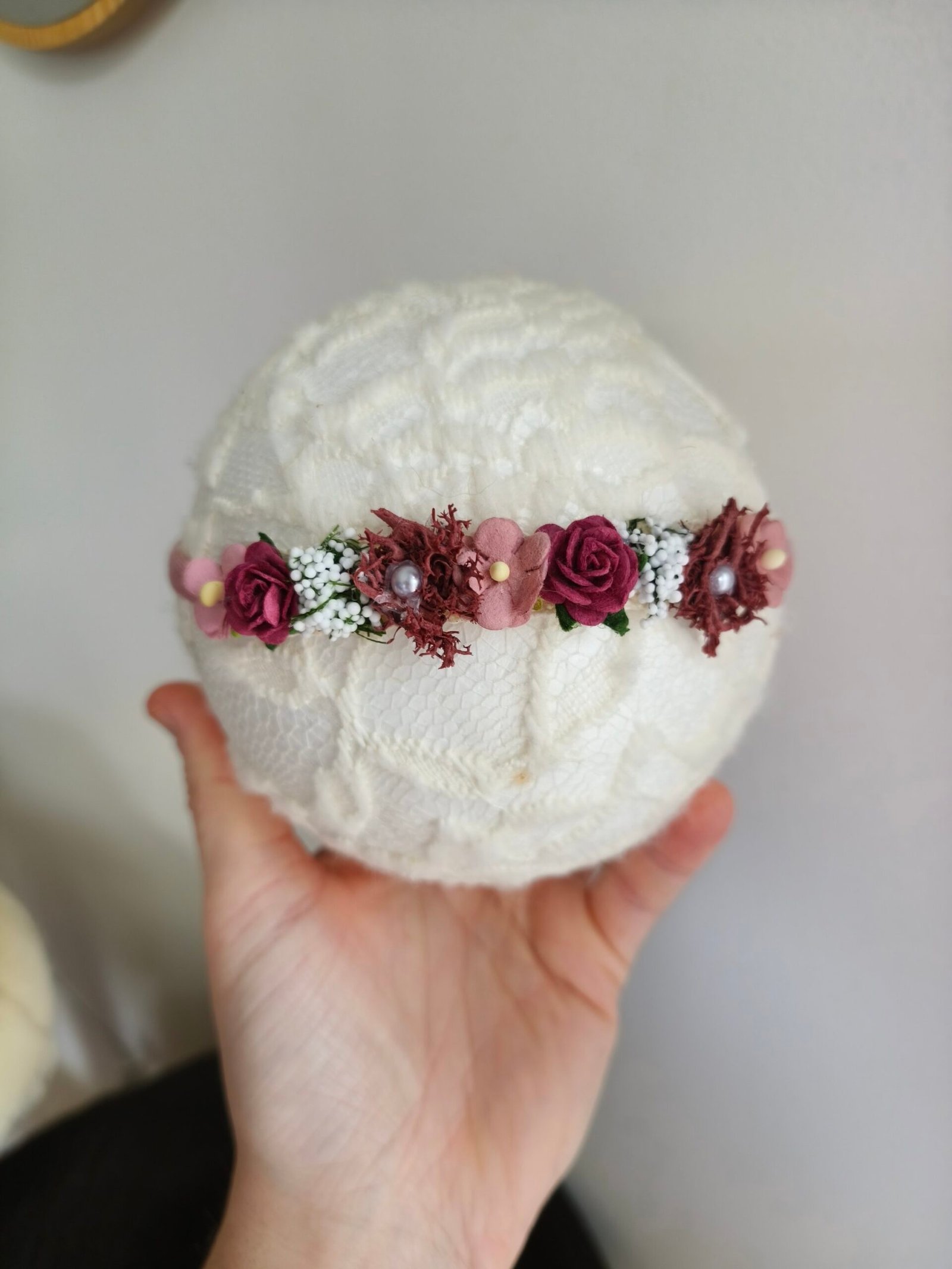 Détail du Mini halo Janna, accessoire fleuri artisanal Lovely Little Flowers