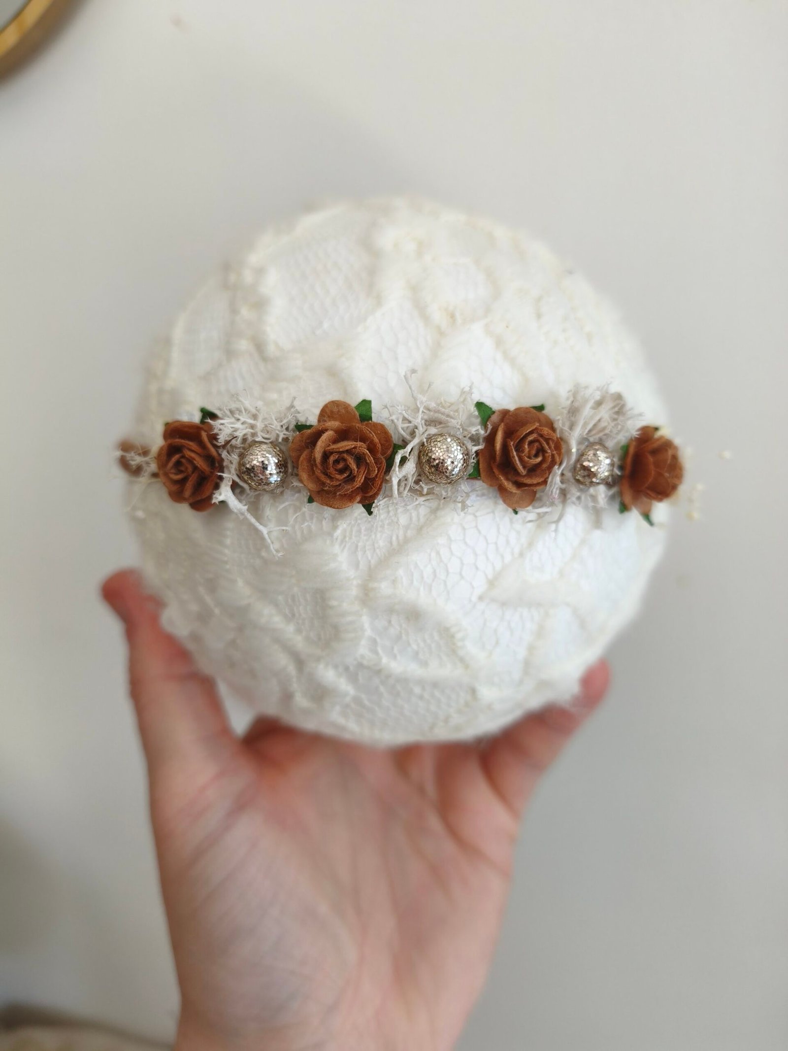 Mini halo terra cotta porté en accessoire pour séance photo bébé